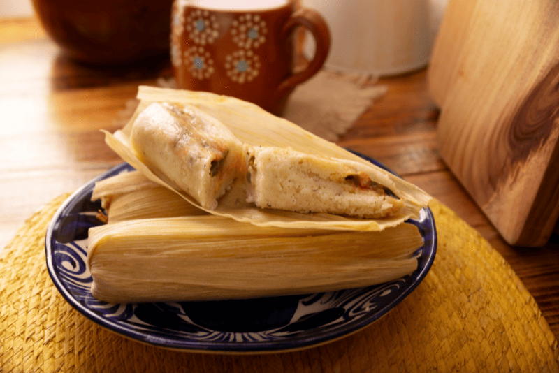Tamal envuelto en hoja de maíz o plátano, listo para ser consumido.